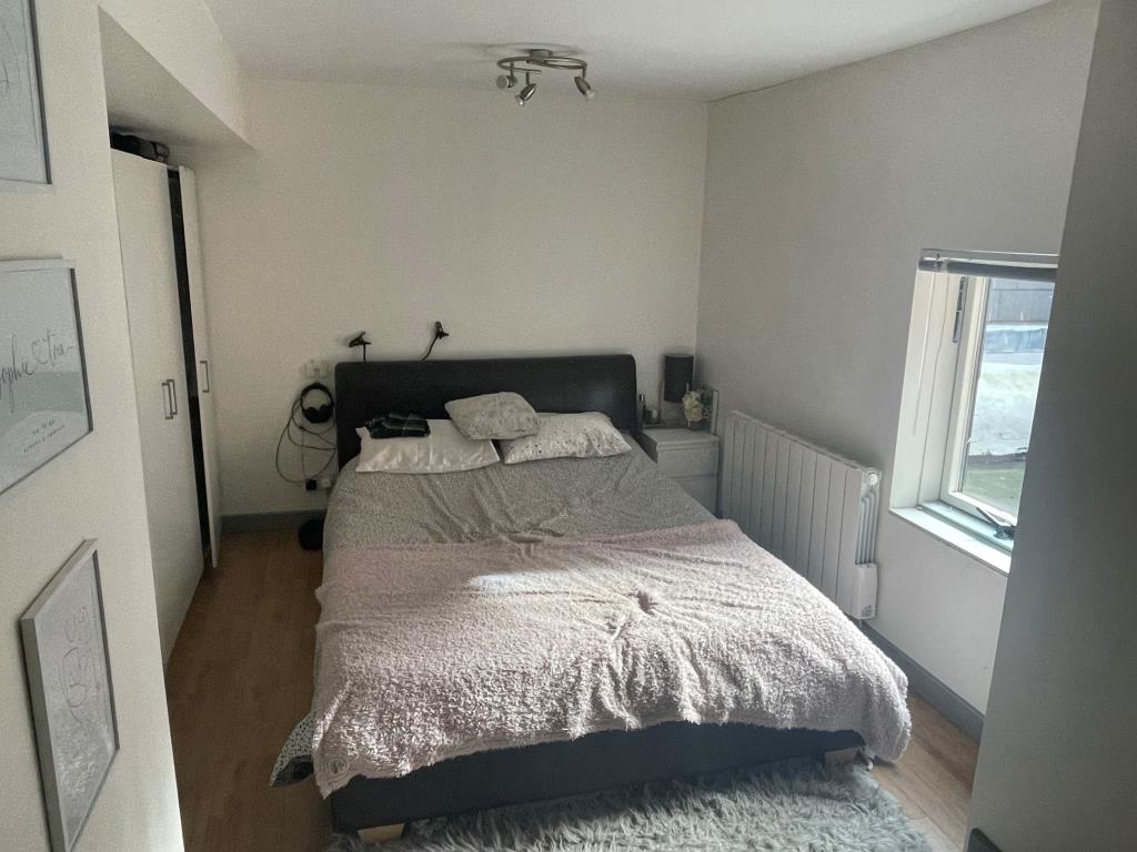 Lot: 18 - FREEHOLD PROPERTY FOR INVESTMENT - Bedroom in flat